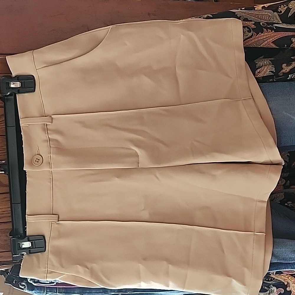 HWOKEFEIYU WOMEN'S PLEATED SHORTS NWT SIZE SMALL